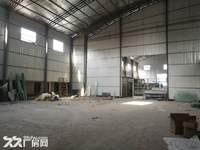 高陵区泾河工业园现有200−1600平工业用地厂房出租，另有空地可定制建设。